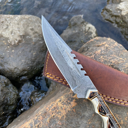 Handmade High Carbon Damascus Steel Hunting Knife/leather sheath, Serrated Back TK-032